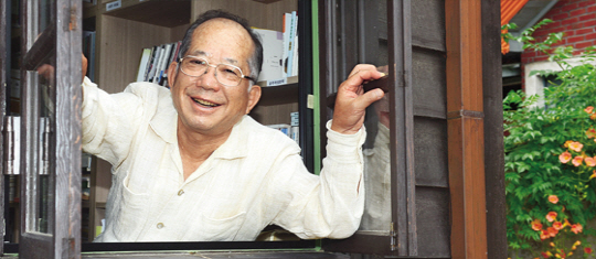 나태주 시인이 7일 오후 공주 풀꽃문학관 창가에서 문을 열고 웃고 있다. 부인 김성예 씨가 장난을 치느라 시인의 발아래에서 몸을 웅크린 채 시인의 발을 꼬집은 뒤다. 40여 년을 해로한 노부부는 신혼부부처럼 천진난만했다.  신창섭 기자 bluesky@munhwa.com