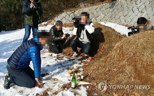 피해자 무덤에서 사죄하는 이모씨. [연합뉴스 DB]