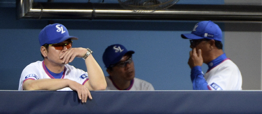 삼성의 류중일(왼쪽) 감독이 지난달 16일 삼성라이온즈파크에서 열린 SK와의 홈 경기 도중 더그아웃에서 심각한 표정을 짓고 있다. 이날 삼성은 1-0으로 앞서다가 6회 4실점하면서 3-11로 역전패했고 3연패에 빠졌다. 뉴시스