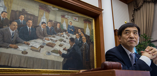 14일 오전 서울 중구 남대문로 한국은행에서 열린 7월 금융통화위원회에 참석한 이주열 한은 총재가 본회의 시작 전 1950년 6월 5일 열린 국내 최초의 금통위 회의 모습을 담은 그림을 등진 채 생각에 잠겨 있다.