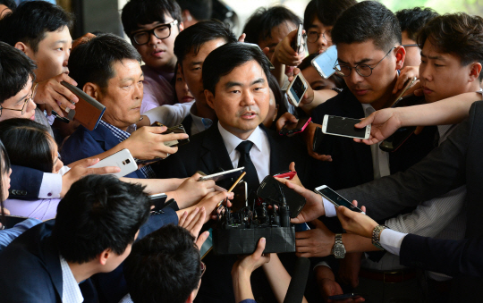 넥슨의 비상장 주식을 뇌물로 받은 의혹 등이 제기된 진경준 검사장이 14일 오전 서울중앙지검에 출석해 기자들의 질문에 답하고 있다.