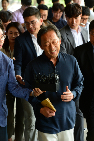 서울시립교향악단 직원 성추행 및 인권 유린 논란이 벌어진 후 박현정 전 서울시향 대표와 고소 공방을 벌인 정명훈 전 서울시향 예술감독이 14일 오전 서울중앙지검에 출두해 기자들의 질문에 답한 뒤 조사실로 향하고 있다.
