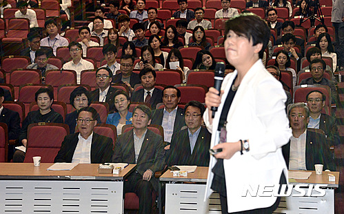 【서울=뉴시스】국민의당 박지원 비상대책위원장과 안철수 전 대표, 김성식 정책위의장 등 의원들이 5일 오전 서울 여의도 국회의원회관에서 열린 성희롱 예방교육 ‘성희롱 없는 성평등 국회로‘에 참석해 문강분 행복한 일 연구소 대표의 강연을 경청하고 있다.