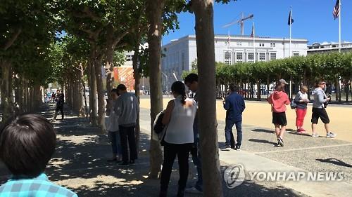9일 샌프란시스코 시청 앞 광장에서 포켓몬을 사냥하는 시민들 [연합뉴스 자료사진]