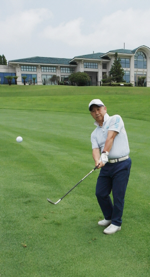 정민우 정우예건㈜ 회장이 지난 1일 제주 서귀포시 롯데 스카이힐 제주골프장 스카이코스 9번 홀 그린 주변에서 어프로치 샷을 하고 있다.