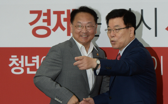 유일호(왼쪽) 부총리 겸 기획재정부 장관과 김광림 새누리당 정책위의장이 15일 국회에서 열린 2016 추가경정예산 편성에 대한 당정 협의회에서 만나 악수하고 있다.