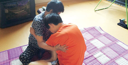 20년 동안 축사에 갇혀 임금도 받지 못하고 노예처럼 일만 하다 14일 밤 집으로 돌아온 고 모 씨가 어머니 김모 씨를 부둥켜안고 흐느끼고 있다.