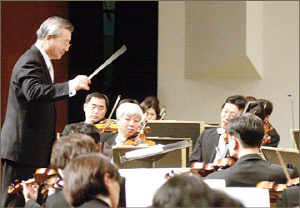 2001년 KBS 교향악단 특별 연주회 지휘 모습.