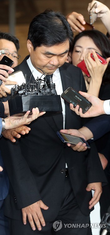 (서울=연합뉴스) 진경준 검사장이 ‘주식 대박’ 의혹과 관련해 피의자 신분으로 조사를 받기 위해 14일 서울중앙지검으로 들어서고 있다.