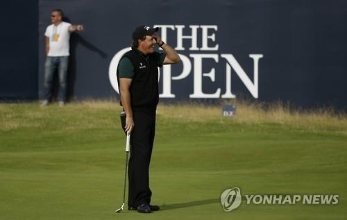 1라운드 18번홀에서 버디 퍼트를 놓친 뒤 아쉬워하는 필 미컬슨 (AP=연합뉴스)