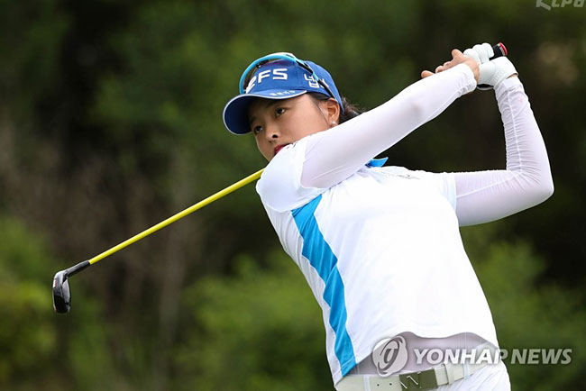 17일 인천 영종도 스카이72골프장 하늘코스에서 열린 KLPGA 투어 BMW 레이디스 챔피언십 최종 라운드 2번홀에서 고진영이 티샷을 날리고 있다. [KLPGA=연합뉴스]