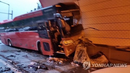 (평창=연합뉴스) 17일 오후 5시 54분께 강원 평창군 용평면 봉평터널 입구 인천방면 180㎞ 지점에서 관광버스와 승용차 5대가 잇따라 추돌해 관광버스가 심하게 부서져 있다. [강원도 소방본부 제공=연합뉴스]