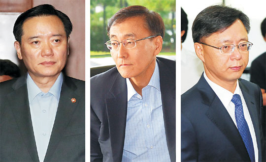 진경준 검사장 수뢰 사건과 관련, 검찰이 최대의 위기를 맞고 있다. 김현웅(왼쪽 사진) 법무부 장관이 17일 대국민 사과를 발표한 데 이어 진 검사장 구속과 관련해 긴급 고검장 회의를 소집한 김수남(가운데 〃) 검찰총장이 18일 대검찰청에 출근하고 있다. 이런 가운데 우병우(오른쪽 〃) 청와대 민정수석의 처가 부동산을 넥슨코리아가 매입했던 사실이 밝혀지면서 논란이 일고 있다. 연합뉴스·뉴시스