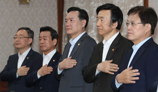 김현웅(가운데) 법무부 장관과 윤병세(오른쪽 두 번째) 외교부 장관 등 국무위원들이 19일 오전 정부서울청사에서 열린 국무회의에서 국민의례를 하고 있다.  연합뉴스