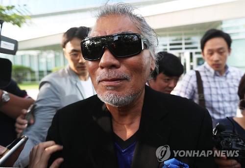 (여주=연합뉴스) 가수 나훈아씨가 18일 오후 경기도 여주시 현암동 수원지방법원 여주지원에서 열린 이혼소송 조정기일을 마친 후 법원을 나오고 있다.