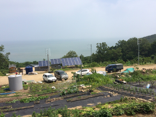 덕적도의 으름실마을은 풍력, 태양광, 양수발전 등을 융합한 발전시스템을 이용해 약초 재배에 필요한 에너지와 물을 100% 자급자족하고 있다. 사진은 으름실마을에 설치된 태양광 집광판.   인천시 제공