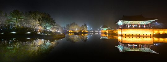 경북 경주의 야경 경관을 대표하는 동궁과 월지. 도시의 야경이 화려하지만 차가운 느낌이라면, 고대도시 경주의 야경은 따스하면서 환상적이다.