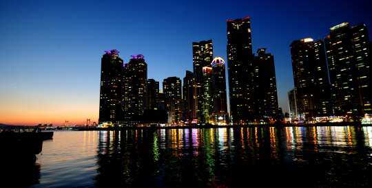 부산 해운대 마린시티의 마천루 야경. 국내 고층건물의 층수 순위 1등부터 4등까지가 마린시티에 모여 있다. 동백섬 쪽의 ‘더 베이 101’에서 바라본 모습이다.