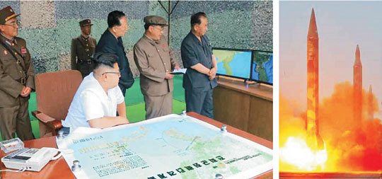 김정은 북한 노동당 위원장이 남한 타격 반경이 표기된 ‘전략군 화력 타격계획’이라는 제목의 대형 한반도 지도가 펼쳐진 테이블 앞에 앉아 모니터를 쳐다보고 있다. 북한 노동당 기관지 노동신문은 20일 “김정은 동지께서 조선인민군 전략군 화성포병부대들의 탄도로케트(미사일) 발사 훈련을 지도하시였다”며 1면에 관련 사진 8장을 게재했다. 오른쪽 사진은 스커드C 미사일 또는 노동미사일이 화염을 내뿜으면서 하늘로 솟구치는 모습.  연합뉴스