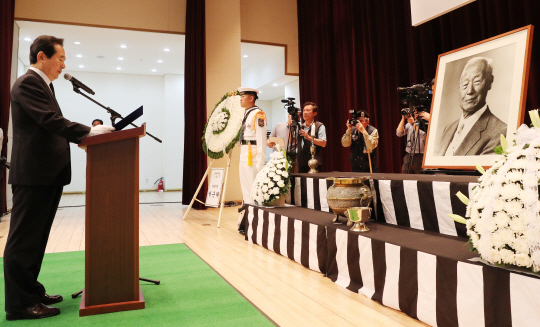 19일 오전 서울 동작구 국립서울현충원 현충관에서 열린 이승만 전 대통령 서거 제51주기 추모식에서 정세균 국회의장이 이 전 대통령의 영정을 마주 보며 추모사를 낭독하고 있다. 연합뉴스