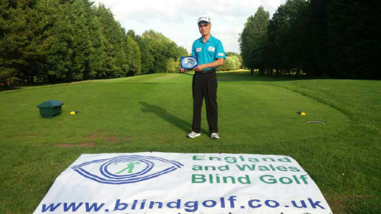 조인찬 씨가 21일 오전(한국시간) 영국 웨스트 미들랜드주 텔포드의 텔포드 호텔&리조트코스에서 열린 브리티시 블라인드 오픈 골프챔피언십 B2 부문에서 우승한 뒤 트로피를 들고 포즈를 취했다.  조인찬 씨 제공