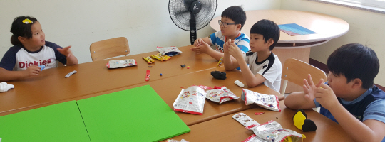 지난 15일 경북 청도군 청도초등학교가 주최한 사제동행 동아리 ‘해피 풀 마인드’에 참가한 학생들이 놀이용 진흙으로 마을 꾸미기를 하며 즐거워하고 있다.  청도초등학교 제공
