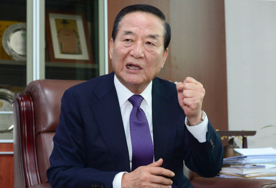 서청원 새누리당 의원은 친박계의 맏형이다. 그의 말 한마디는 정치권의 관심을 쏠리게 한다. 서 의원은 “현 정권이 성공해야 차기 정권을 재창출할 수 있다는 게 정치의 ABC”라면서 “자기를 과시하기 위해 상대를 음해하는 세력은 뭔가 착각하는 것”이라고 말했다.