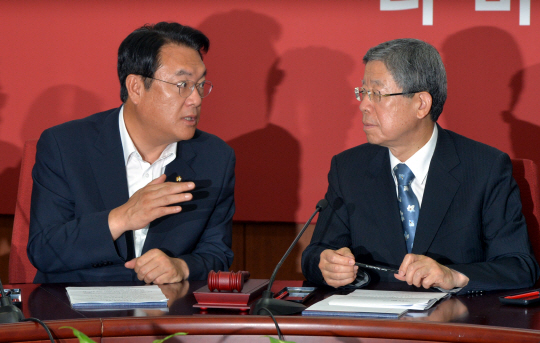 21일 오전 여의도 새누리당사에서 열린 혁신비상대책위원회에서 김희옥(오른쪽) 위원장과 정진석 원내대표가 이야기를 나누고 있다.