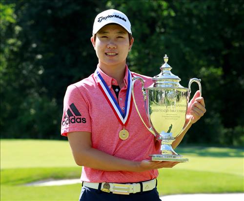 우승컵을 들고 기념촬영을 하는 성은정.