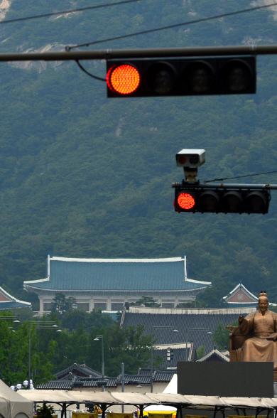 박근혜 대통령의 5일 일정 하계휴가 첫날인 25일 오전 청와대가 정면으로 보이는 광화문 네거리 신호등에 빨간불이 켜져 있다.