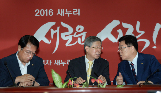 25일 오전 국회에서 열린 새누리당 혁신비상대책위원회 회의에서 김희옥(가운데) 위원장과 김광림(오른쪽) 정책위의장이 현안에 대해 논의하는 동안 정진석 원내대표가 시계를 보고 있다. 새누리당은 회의실 배경판을 ‘국민 뜻대로 다 바꾸겠습니다!’에서 ‘2016 새누리 새로운 시작!’으로 바꿨다. 김선규 기자 ufokim@