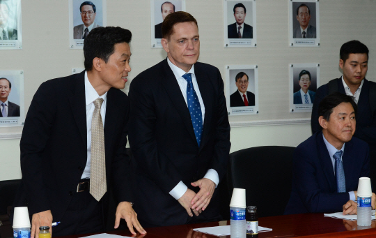 25일 인천 서구 환경로 국립환경과학원에서 열린 폭스바겐 배기가스 소음인증 조작 관련 청문회에서 요하네스 타머(왼쪽 두 번째) 아우디폭스바겐코리아 총괄사장과 정재균(왼쪽) 부사장이 정부 관계자들이 들어오자 일어나 인사하고 있다.