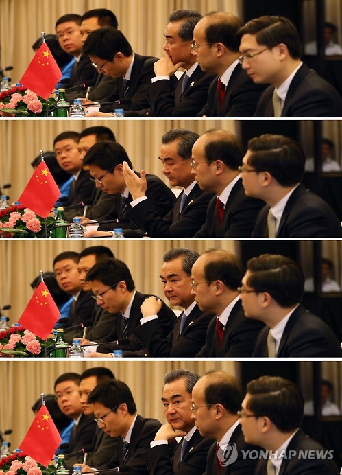 (비엔티안=연합뉴스) 중국 왕이 외교부장이 25일 오전(한국시간) 라오스 비엔티안 돈찬팰리스호텔에서 열린 중국과의 양자회담에서 윤병세 외교장관의 발언을 듣던 중 불만이 있는 듯 손사래를 치고 있다.