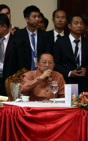 리용호 북한 외무상이 25일 오후(현지시간) 라오스 비엔티안 돈찬팰리스 호텔에서 열린 아세안 연례 외교장관회의 환영만찬에서 와인을 마시고 있다. 연합뉴스