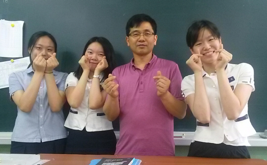 27일 대구상원고 교실에서 전건호 교사가 제자들과 포즈를 취하며 파이팅을 외치고 있다.  대구상원고 제공
