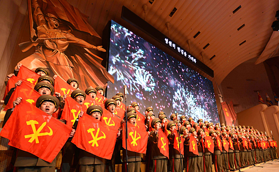 북한 공훈국가합창단이 27일 전승절(정전협정 북한식 명칭) 경축 축하공연을 하고 있다. 28일 조선중앙통신은 “조국해방전쟁승리 63돌을 경축하는 공연이 평양 인민극장에서 열렸다”고 보도했다.   연합뉴스