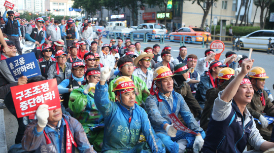 지난 15일 경남 거제시 장평동 디큐브백화점 앞에 모인 삼성중공업·대우조선해양 노동자들이 정부의 구조조정에 반대하며 연좌농성을 벌이고 있다.