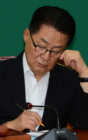 박지원 국민의당 비상대책위원장이 28일 오전 국회에서 열린 원내정책회의에서 안건에 대한 생각을 수첩에 정리하고 있다.