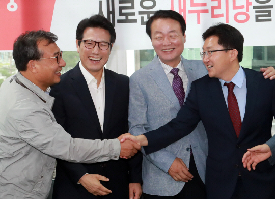 새누리당 당권주자인 이정현(왼쪽부터), 정병국, 한선교, 김용태 의원이 27일 서울 종로구 당협사무실에서 당원 간담회에 앞서 악수를 하고 있다. 연합뉴스