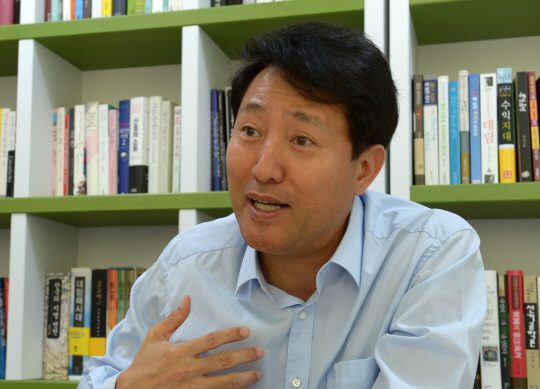 오세훈 전 서울시장은 지난 4·13총선에서 낙선했지만 여권 내 차기 대권 주자 지지율에서 늘 앞자리를 지키고 있다. 그만큼 대중에게 호감을 주는 정치인도 찾기 쉽지 않다. 오 전 시장이 26일 서울 혜화동의 사무실에서 인터뷰하면서 “지역과 계파를 뛰어넘는 지지를 받는 리더가 되고 싶다”고 말하고 있다.  김호웅 기자 diverkim@