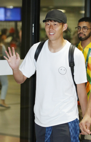 2016 리우데자네이루올림픽 축구대표팀에 합류하기 위해 손흥민이 1일(한국시간) 브라질 시우바도르 데푸타두 루이스 에두아르두 마갈량이스 국제공항에 도착해 손을 흔들며 공항을 빠져나가고 있다.  연합뉴스