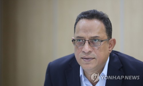 아타 울라시드 사프달 옥시(옥시레킷벤키저·현 RB코리아) 대표가 지난 31일 오전 서울 여의도 옥시 사무실에서 연합뉴스와의 인터뷰에서 최종 배상안 발표 등과 관련된 질문을 듣고 있는 모습. [연합뉴스 자료사진]