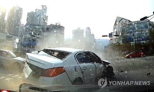 (부산=연합뉴스) 31일 오후 5시 16분께 부산 해운대구 좌동 해운대문화회관 사거리에서 7중 차량 충돌사고가 발생했다. 사고를 낸 외제승용차가 다른 차량과 연쇄충돌하고 있다. 이 사고로 3명이 숨지고 중상자 포함해 14명의 부상자가 발생했다. [부산경찰청 제공 영상 캡쳐=연합뉴스]