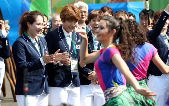 2016 리우데자네이루올림픽에 참가하는 한국 선수단이 2일 밤(한국시간) 올림픽 선수촌 광장에서 열린 입촌식에서 브라질 공연단의 축하 공연을 지켜보며 즐거운 표정을 짓고 있다.  뉴시스