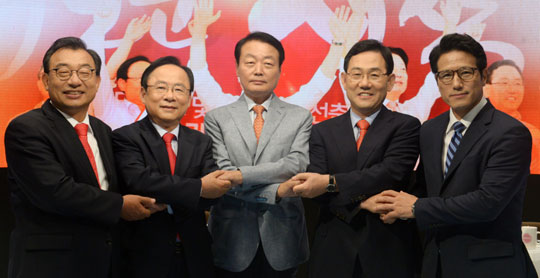 새누리당 8·9전당대회 당대표 후보로 출마한 이정현(왼쪽부터), 이주영, 한선교, 주호영, 정병국 의원이 2일 마포구 상암로 MBC에서 열린 ‘100분 토론’에 출연해 기념 촬영을 하고 있다.