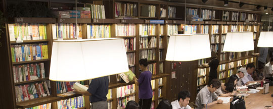 서울 광화문 교보문고에서 시민들이 책을 읽고 있다.