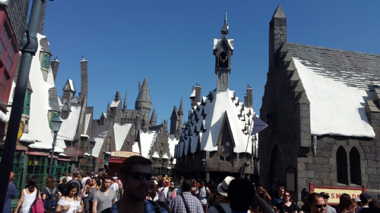 1일 오후(현지시간) 미국 캘리포니아주 로스엔젤레스의 ‘유니버설스튜디오 할리우드’ 내에 조성된 ‘해리포터 테마(Wizarding world of Harry Potter)’가 관광객들로 붐비고 있다.