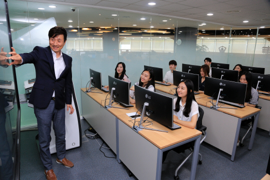 두일철(컴퓨터공학과) 융합소프트웨어교육원 교수가 동국대 정보교육실에서 학생들에게 소프트웨어 관련 강의를 하고 있다.  동국대 제공