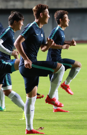 2016 리우데자네이루올림픽 남자축구 대표팀의 권창훈(왼쪽부터), 손흥민, 류승우가 4일 오전(한국시간) 브라질 사우바도로 피투아투 경기장에서 웃음을 지으며 몸을 풀고 있다.    연합뉴스