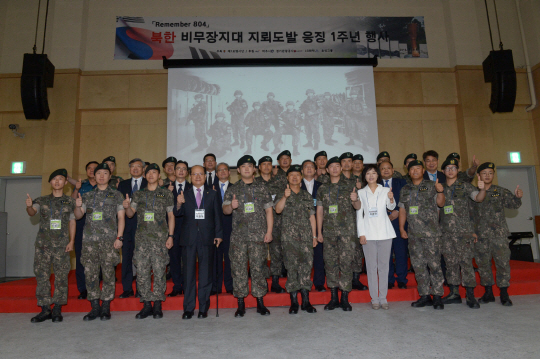 4일 오전 경기 파주시 임진각에서 열린 북한 비무장지대(DMZ) 지뢰도발 응징 1주년 기념행사에 앞서 당시 부대원들이 기념촬영을 하고 있다. 왼쪽부터 이형민 중사, 문시준 중위, 정교성 중사, 이종명 의원, 하재헌 중사, 장준규 육군참모총장, 김정원 중사, 조윤선 전 장관, 박선일 원사, 박준호 예비역 병장, 최유성 예비역 병장. 김호웅 기자 diverkim@